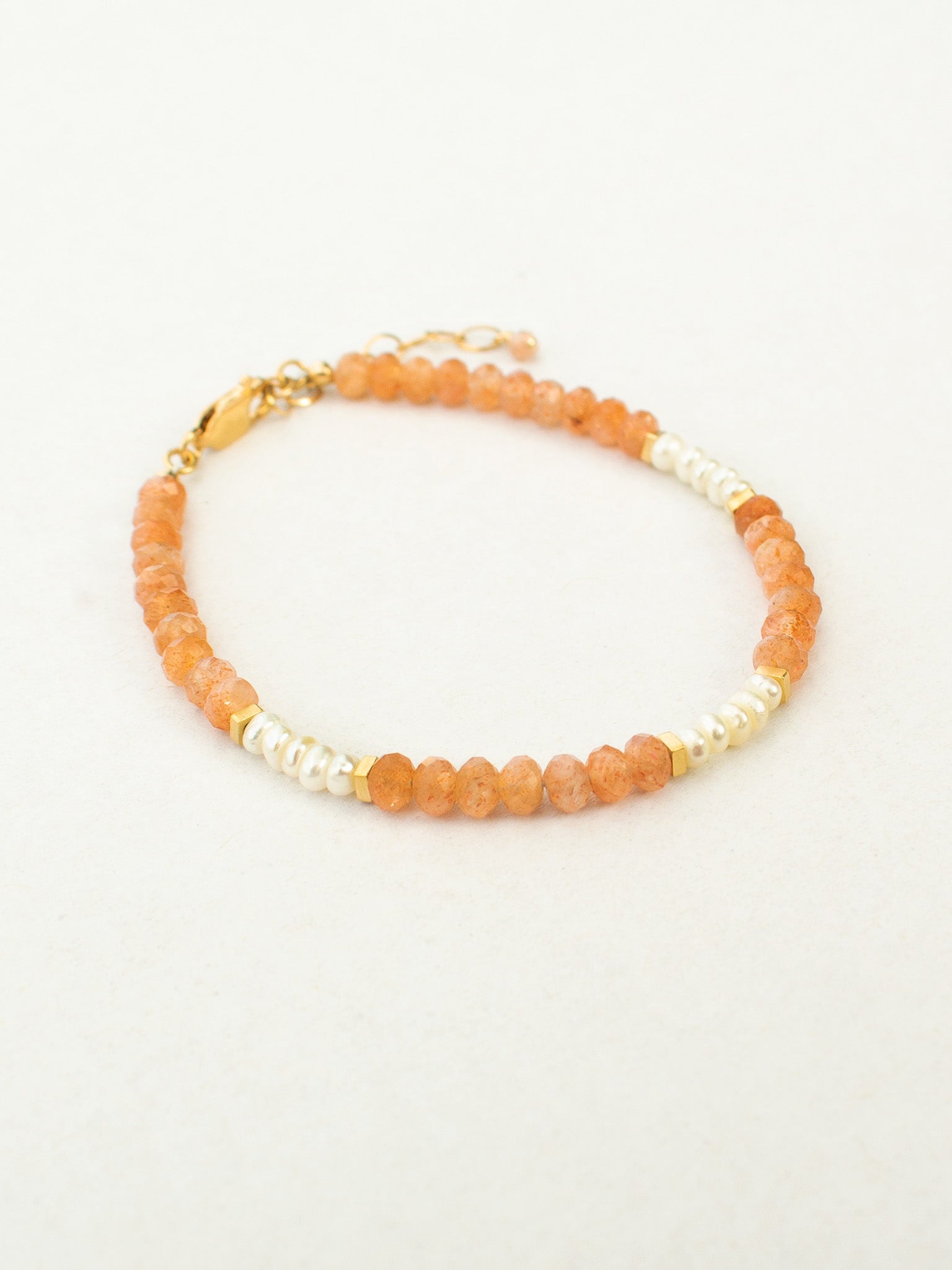Bracelet Lyra – Pierre de Soleil & Perles d’Eau Douce